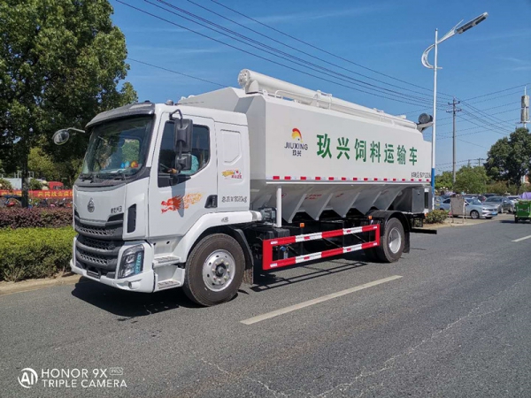 国六柳汽乘龙200马力单桥饲料运输车