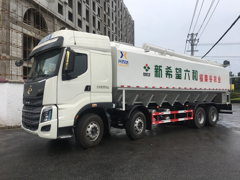 国六标载15吨460马力前四后八饲料运输车